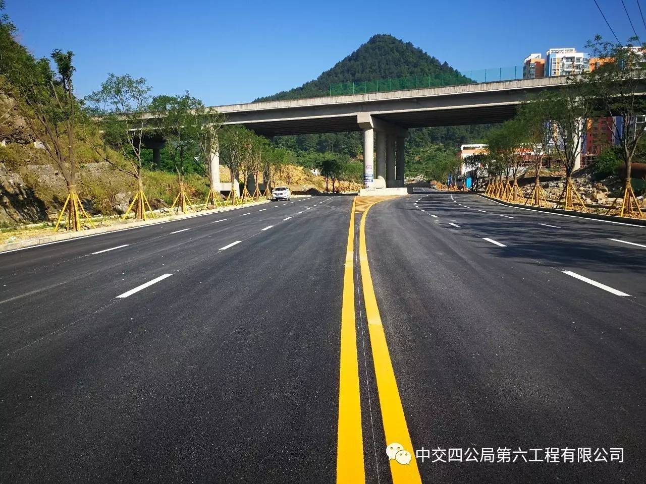 遵綏路延長(zhǎng)線道路工程交通標(biāo)線施工全面完成，助力區(qū)域交通優(yōu)化
