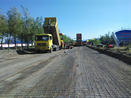 中鐵二十一局集團(tuán)一公司阿拉山口市友好路改建工程公路水穩(wěn)層開始攤鋪